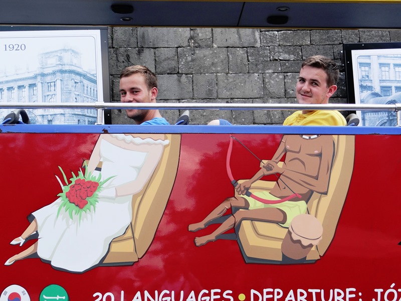 Tampoco falta en Budapest el buen humor. Véase la creatividad en un autobús turístico; ¿no le resulta inevitable sonreír?