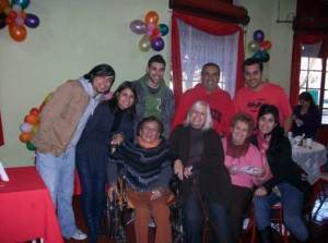 Oscar y Nora Allende junto a sus hijos Melina, Anabella, Rodrigo, Mariano y el resto de la familia