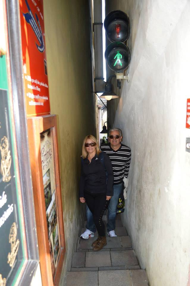 Nelly y Alberto Diez en la calle más angosta de Praga, en Mala Strana